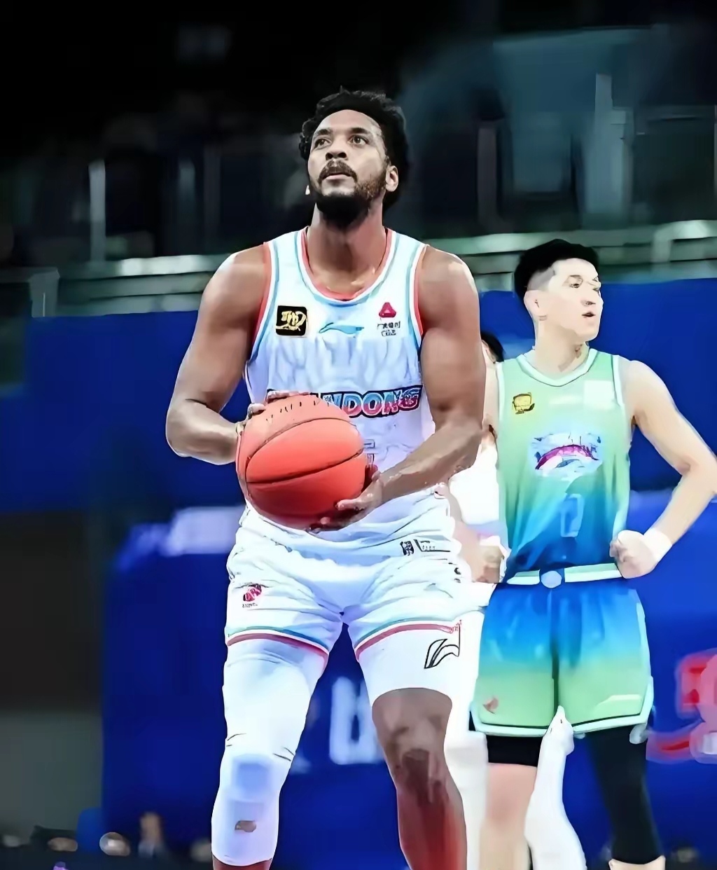 关于今晨北京首钢备战NBA季后赛清晨里尔强势反弹——中超节点到来，现场解说直呼：冲刺阶段里昂调整名单以备NBA总决赛的信息
