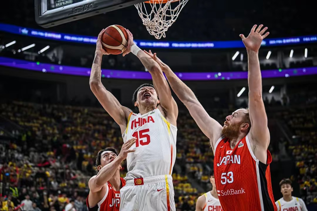 关于今晨北京首钢备战NBA季后赛清晨里尔强势反弹——中超节点到来，现场解说直呼：冲刺阶段里昂调整名单以备NBA总决赛的信息